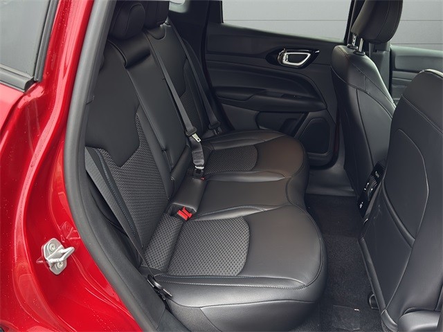 Jeep Compass Vehicle Full-screen Gallery Image 14