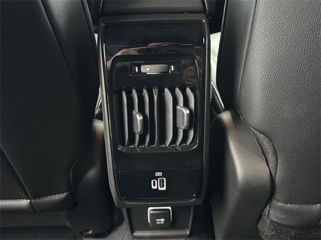 Jeep Compass Vehicle Full-screen Gallery Image 17