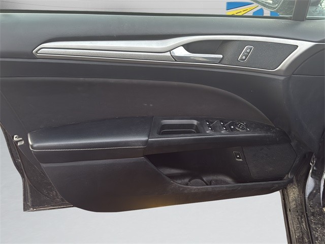 Ford Fusion Hybrid Vehicle Full-screen Gallery Image 11