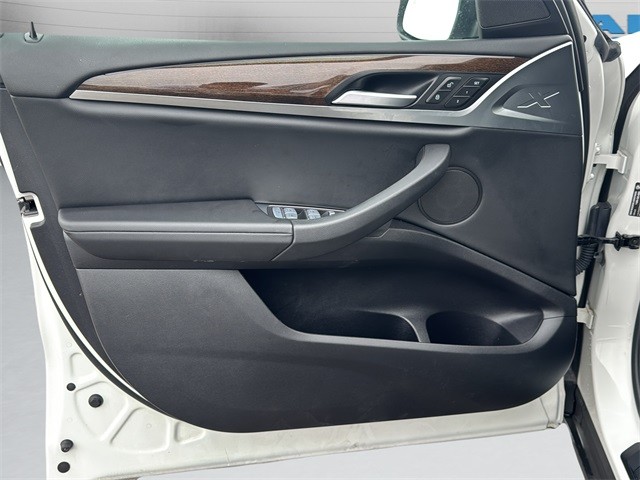 BMW X3 Vehicle Full-screen Gallery Image 11