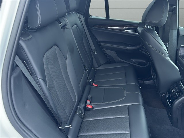 BMW X3 Vehicle Full-screen Gallery Image 14