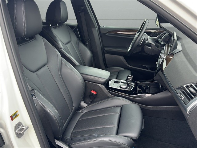 BMW X3 Vehicle Full-screen Gallery Image 15