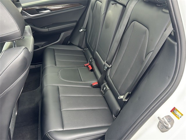 BMW X3 Vehicle Full-screen Gallery Image 17