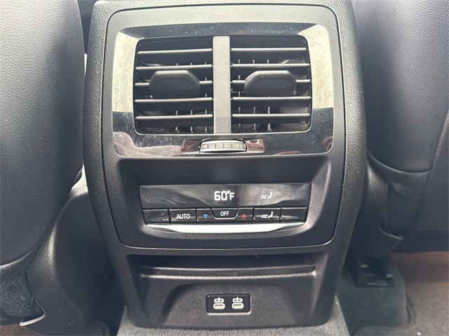 BMW X3 Vehicle Full-screen Gallery Image 18