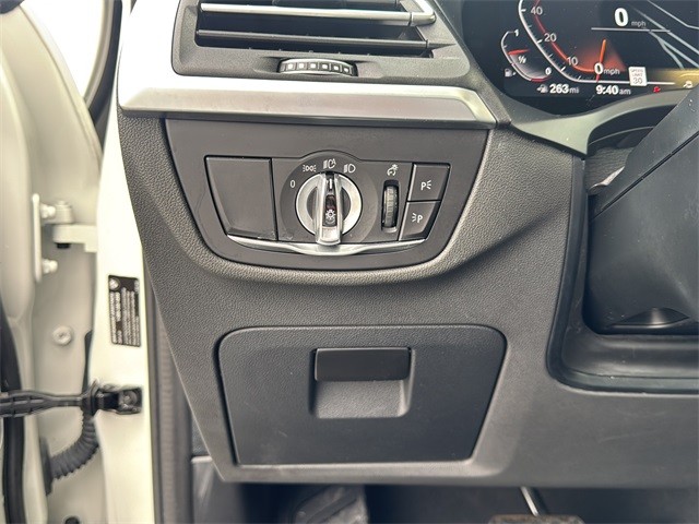 BMW X3 Vehicle Full-screen Gallery Image 19