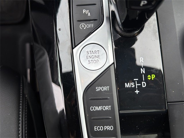 BMW X3 Vehicle Full-screen Gallery Image 21