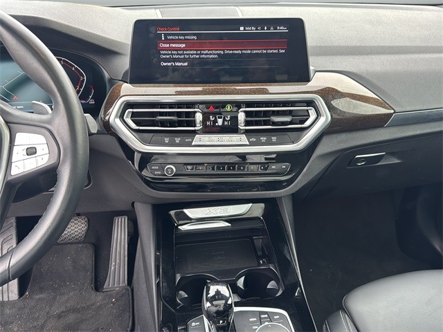 BMW X3 Vehicle Full-screen Gallery Image 23