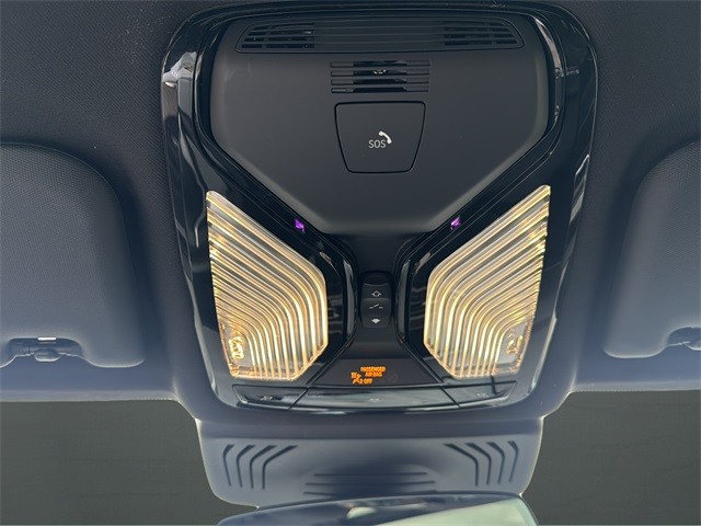 BMW X3 Vehicle Full-screen Gallery Image 26