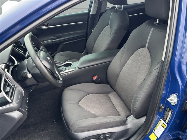 Toyota Camry Vehicle Full-screen Gallery Image 10