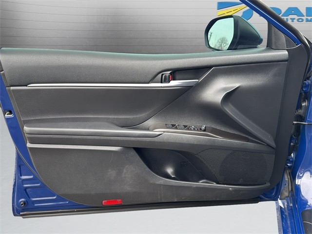 Toyota Camry Vehicle Full-screen Gallery Image 11