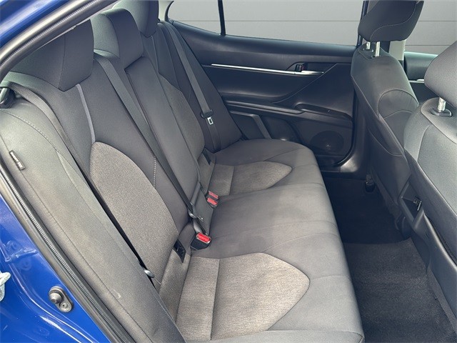 Toyota Camry Vehicle Full-screen Gallery Image 14