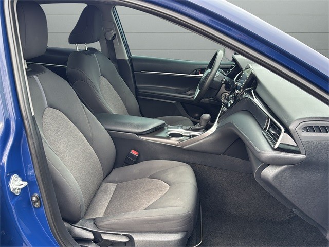 Toyota Camry Vehicle Full-screen Gallery Image 15