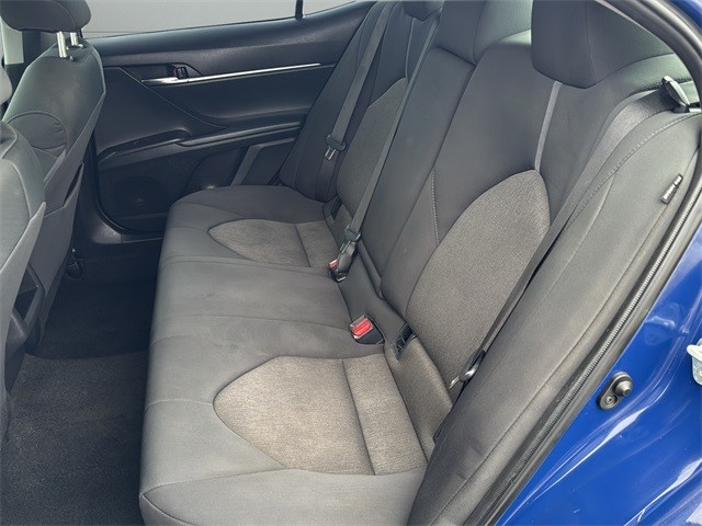 Toyota Camry Vehicle Full-screen Gallery Image 16