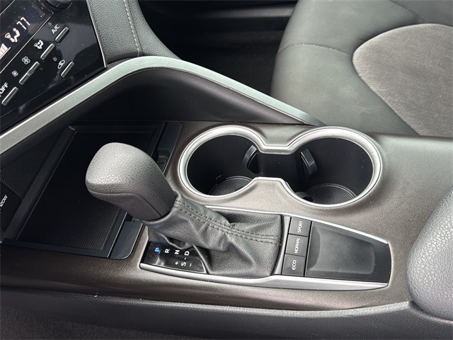 Toyota Camry Vehicle Full-screen Gallery Image 19