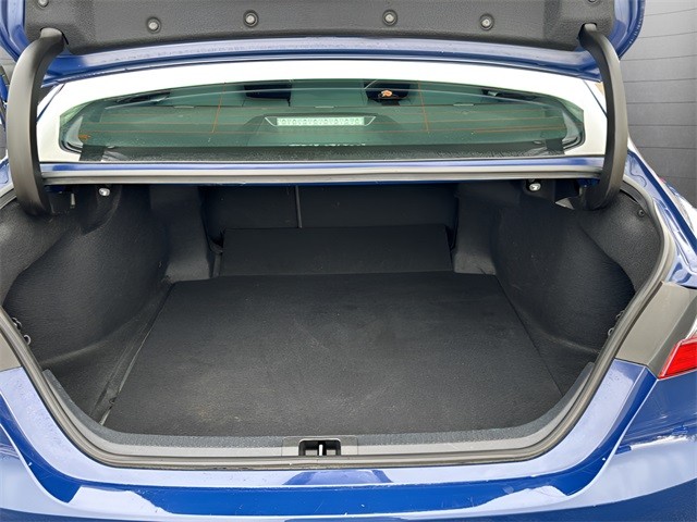 Toyota Camry Vehicle Full-screen Gallery Image 24