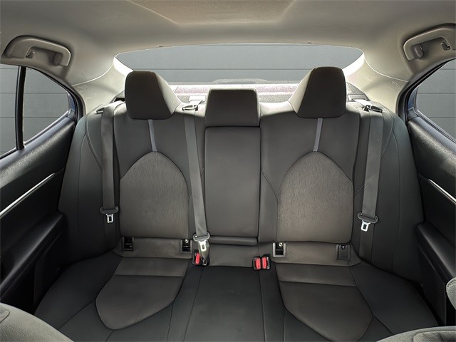 Toyota Camry Vehicle Full-screen Gallery Image 27