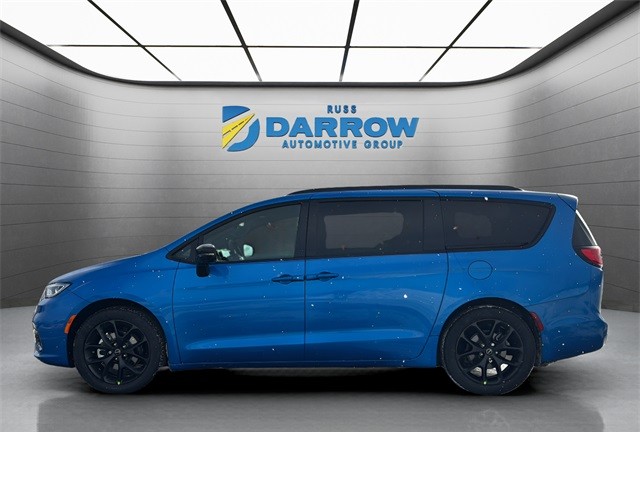 Chrysler Pacifica Vehicle Full-screen Gallery Image 2