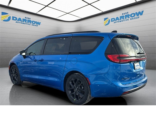 Chrysler Pacifica Vehicle Full-screen Gallery Image 3