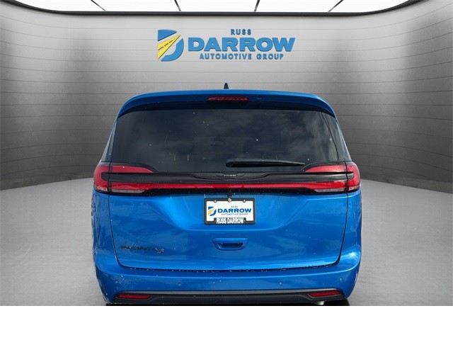 Chrysler Pacifica Vehicle Full-screen Gallery Image 4