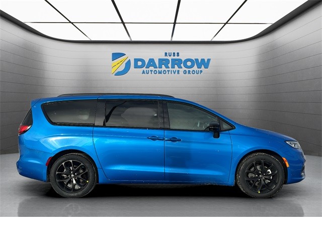 Chrysler Pacifica Vehicle Full-screen Gallery Image 6