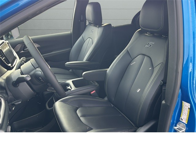 Chrysler Pacifica Vehicle Full-screen Gallery Image 10