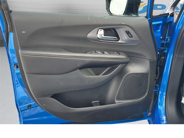 Chrysler Pacifica Vehicle Full-screen Gallery Image 11