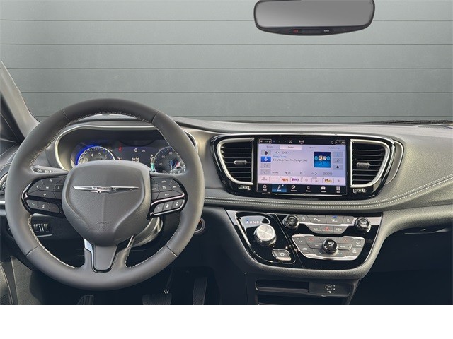 Chrysler Pacifica Vehicle Full-screen Gallery Image 12