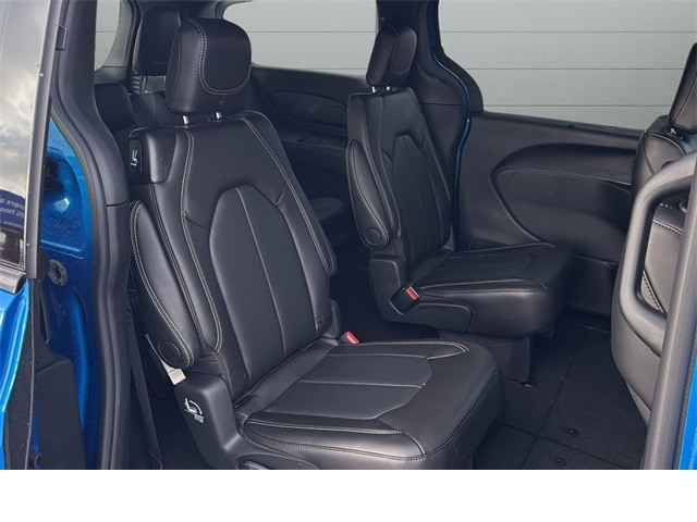 Chrysler Pacifica Vehicle Full-screen Gallery Image 14