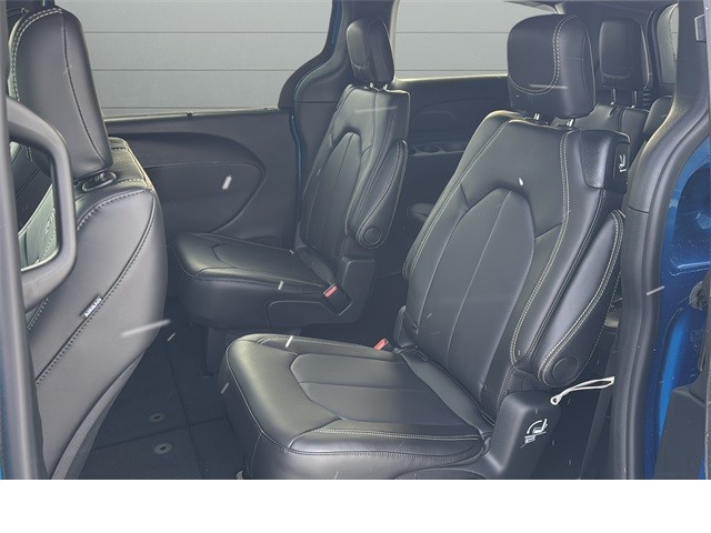 Chrysler Pacifica Vehicle Full-screen Gallery Image 16