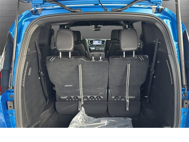 Chrysler Pacifica Vehicle Full-screen Gallery Image 26