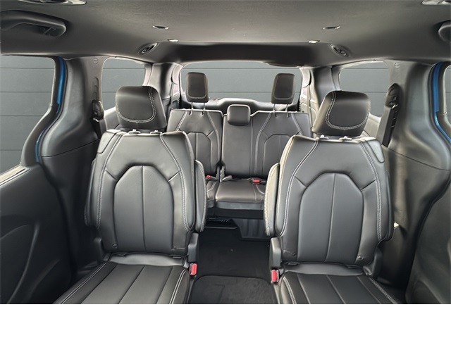 Chrysler Pacifica Vehicle Full-screen Gallery Image 29