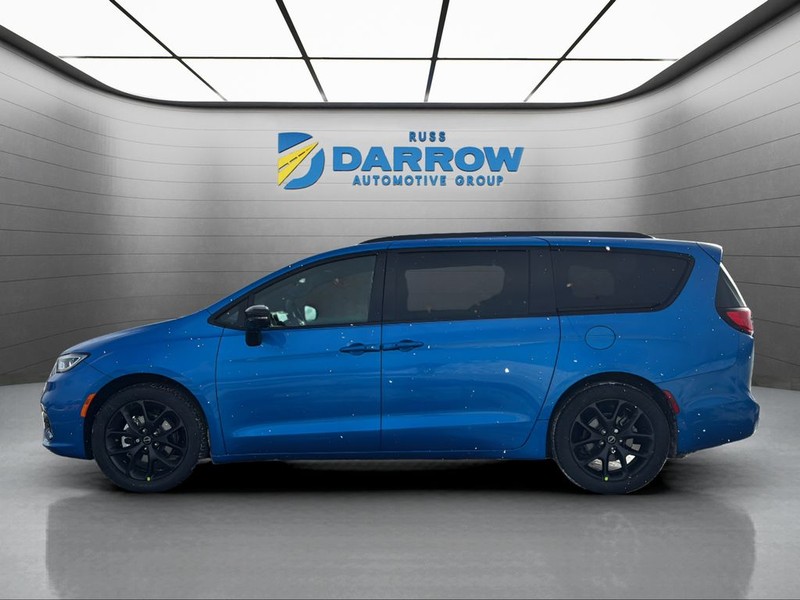 Chrysler Pacifica Vehicle Full-screen Gallery Image 2