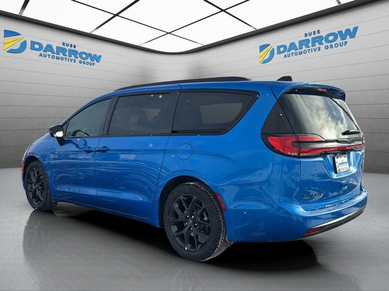 Chrysler Pacifica Vehicle Full-screen Gallery Image 3