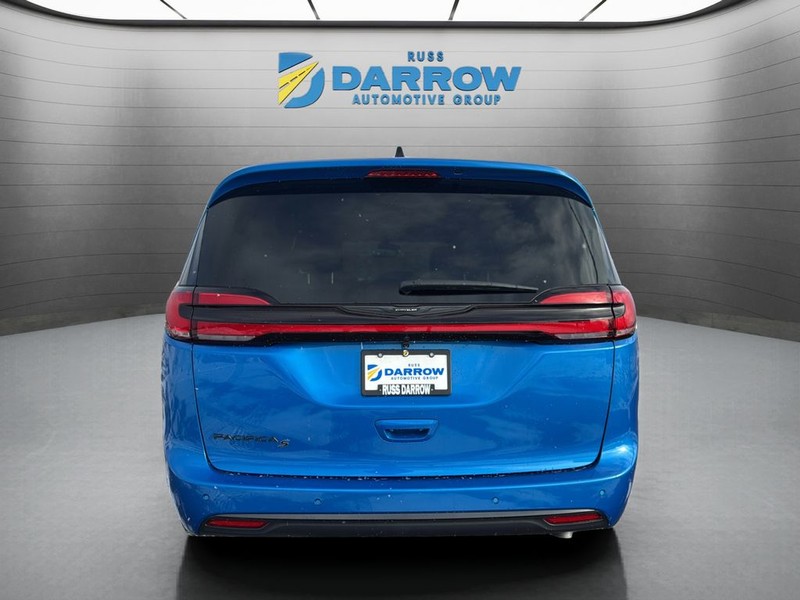 Chrysler Pacifica Vehicle Full-screen Gallery Image 4