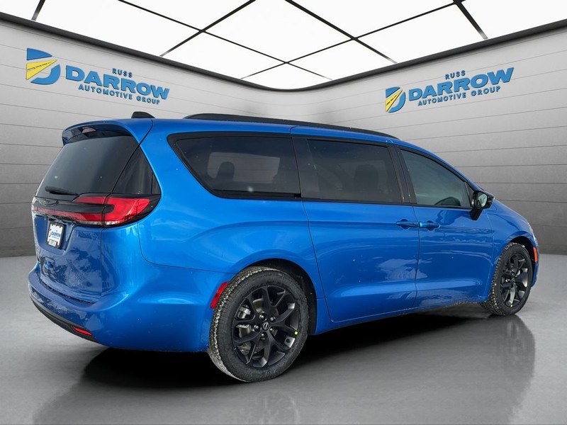 Chrysler Pacifica Vehicle Full-screen Gallery Image 5