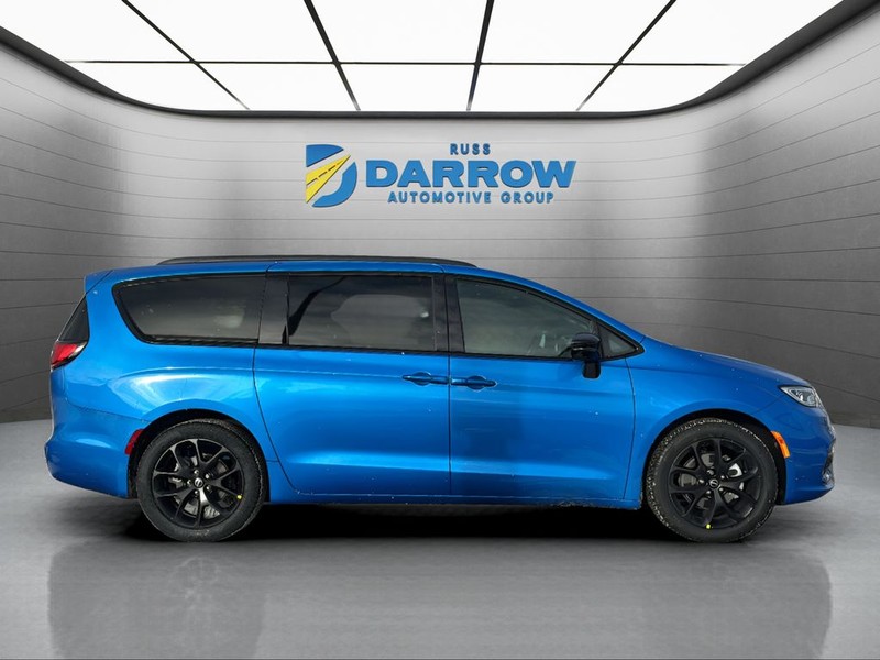 Chrysler Pacifica Vehicle Full-screen Gallery Image 6