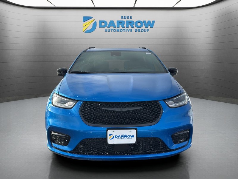 Chrysler Pacifica Vehicle Full-screen Gallery Image 8