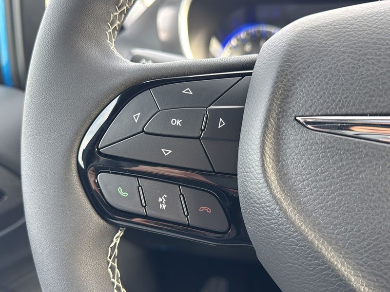 Chrysler Pacifica Vehicle Full-screen Gallery Image 9