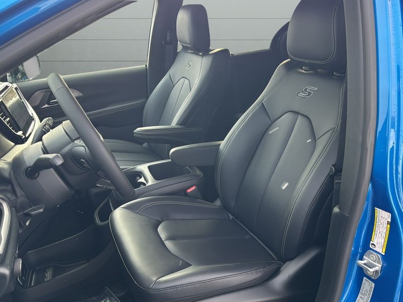 Chrysler Pacifica Vehicle Full-screen Gallery Image 10