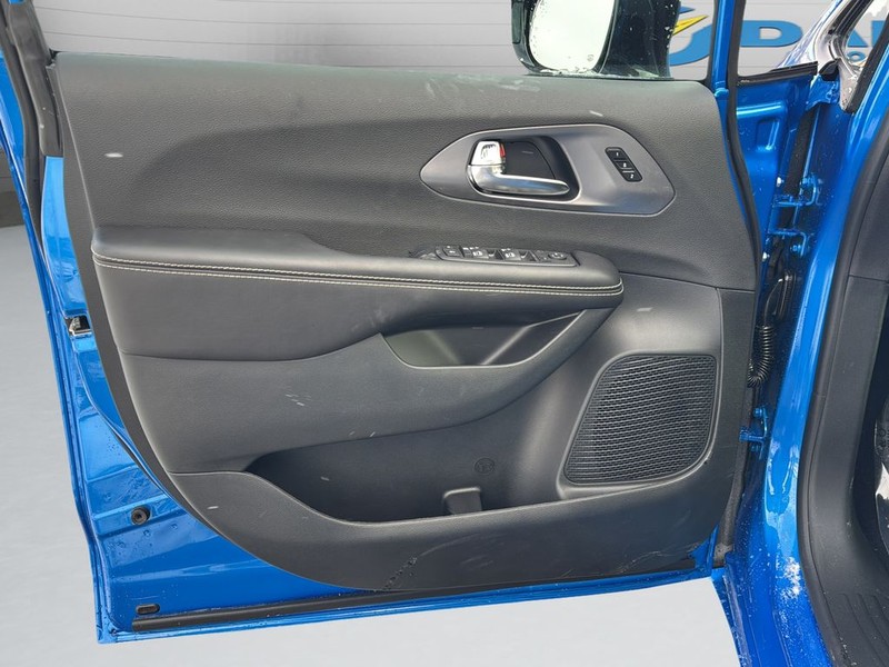 Chrysler Pacifica Vehicle Full-screen Gallery Image 11