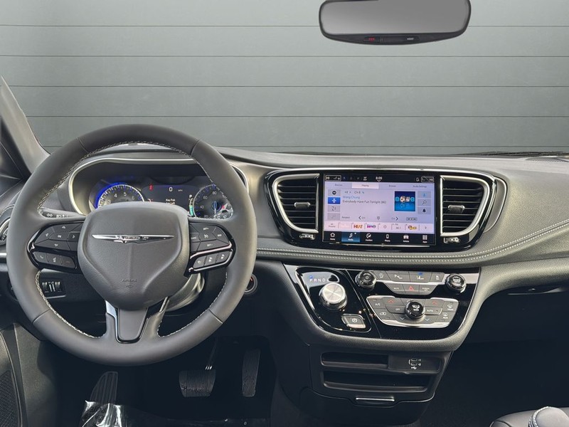 Chrysler Pacifica Vehicle Full-screen Gallery Image 12