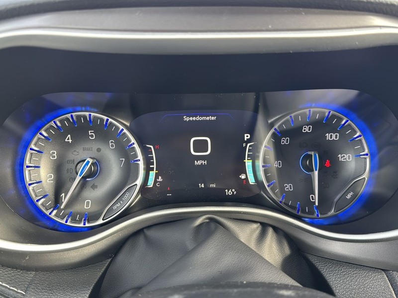 Chrysler Pacifica Vehicle Full-screen Gallery Image 13