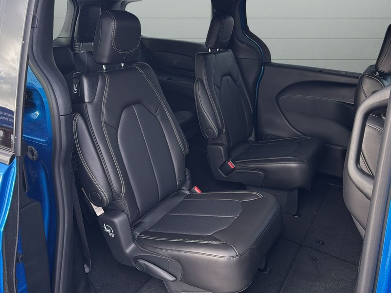 Chrysler Pacifica Vehicle Full-screen Gallery Image 14