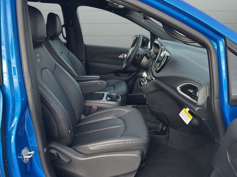 Chrysler Pacifica Vehicle Full-screen Gallery Image 15