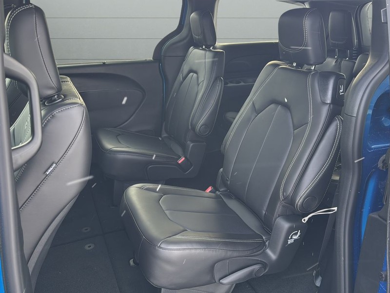 Chrysler Pacifica Vehicle Full-screen Gallery Image 16