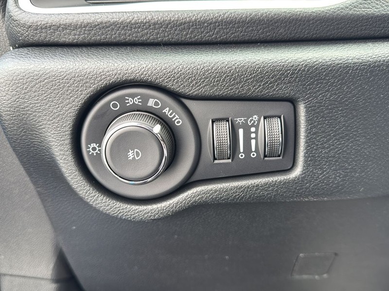 Chrysler Pacifica Vehicle Full-screen Gallery Image 17