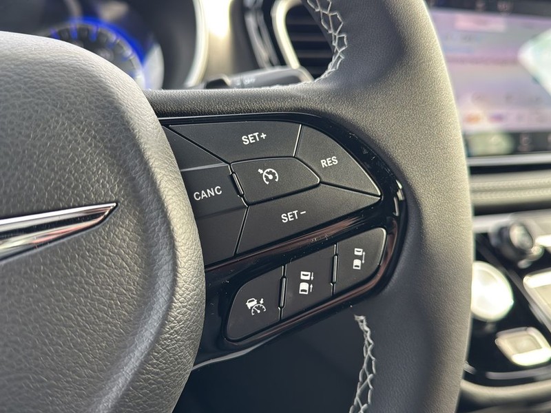 Chrysler Pacifica Vehicle Full-screen Gallery Image 18