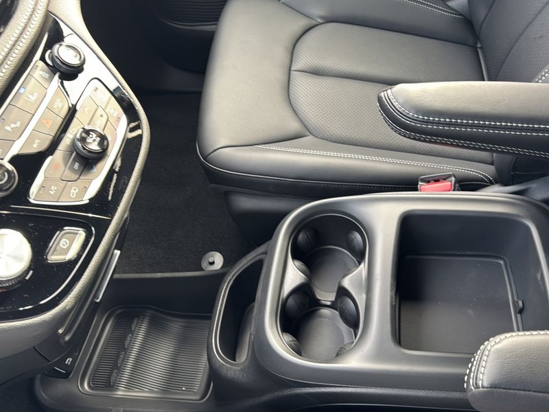 Chrysler Pacifica Vehicle Full-screen Gallery Image 20