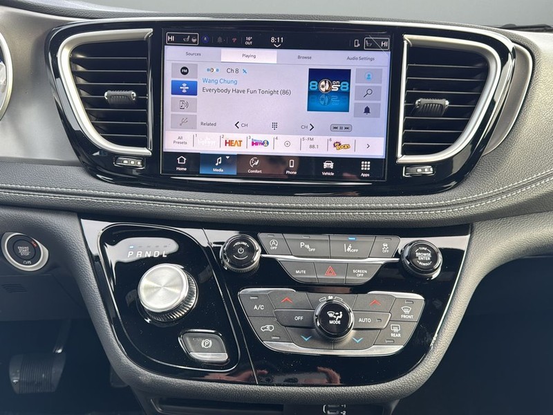 Chrysler Pacifica Vehicle Full-screen Gallery Image 21