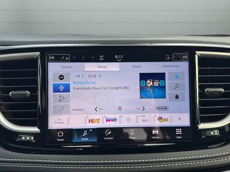 Chrysler Pacifica Vehicle Full-screen Gallery Image 22